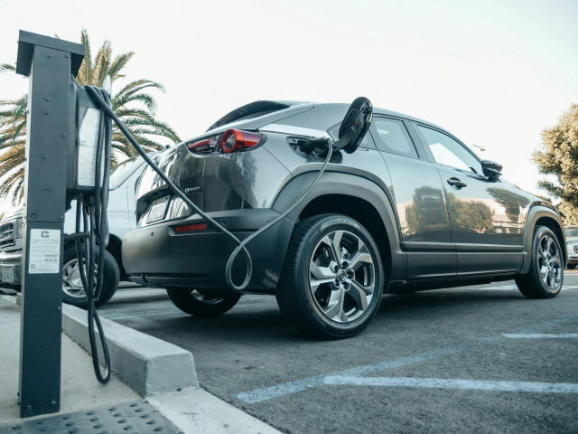 Ładowanie samochodu elektrycznego